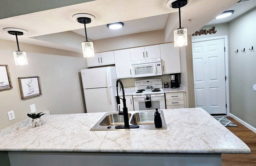 Branson Condo | Remodeled 2 Bedroom Condo~2 Min From Branson Strip~Pool~Comfortably Sleeps 6!