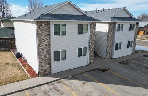 Brighton House | Remodeled 2 King Beds close to DIA and Barr Lake