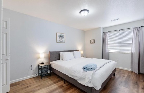 Brighton House | Remodeled 2 King Beds close to DIA and Barr Lake