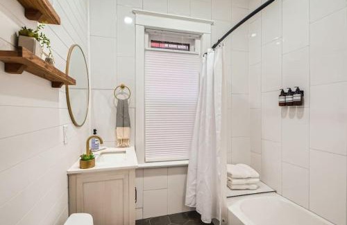 Lincoln Park House | Remodeled 3 Bedroom Close to St Broadway And Sante Fe And CBD