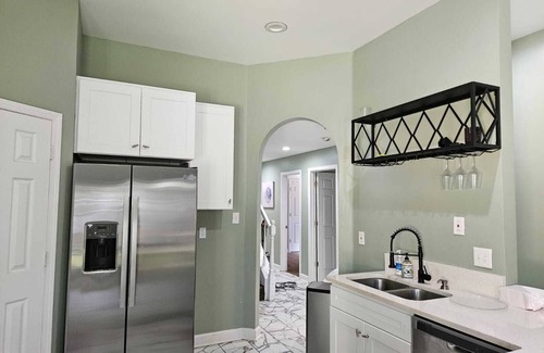 Memphis House | Remodeled 7 Bedrooms in Westwood Neighborhood