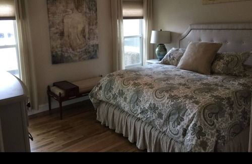 Grapevine House | Remodeled bungalow walking distance to Main Street, Hotel Vin & Botanical Garden
