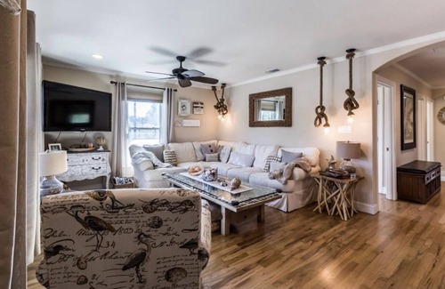 Grapevine House | Remodeled bungalow walking distance to Main Street, Hotel Vin & Botanical Garden