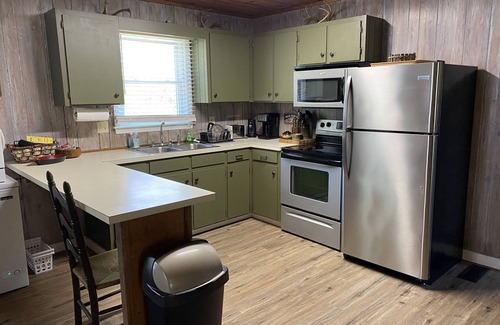 Elberton House | Remodeled cabin - minutes from boat ramps & lake fishing!