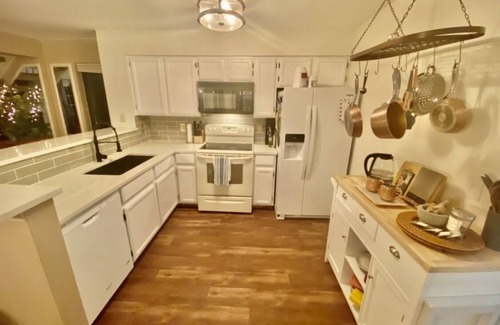 Boulder Condo | Remodeled Condo 2 BDR/2BA + Loft office, pool/hot tub