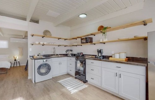 Pueblo Alto Apartment | Remodeled Courtyard Apt w/King Bed, In-Unit Washer & Dyer Apt 5