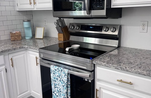 Jamestown House | Remodeled House Near Jamestown Marina, Room to Park Your Boat in Driveway!