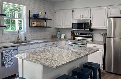 Jamestown House | Remodeled House Near Jamestown Marina, Room to Park Your Boat in Driveway!
