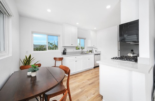West Newport House | Remodeled - Modern - 2 Bedroom - Walk to the Beach