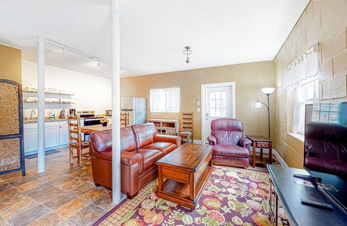 Waynesville Apartment | Remodeled mountain studio close to downtown with full kitchen, firepit, & patio