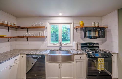 Rocheport House | Remodeled Rocheport Sunflower House - A Bungalow in Historic Rocheport