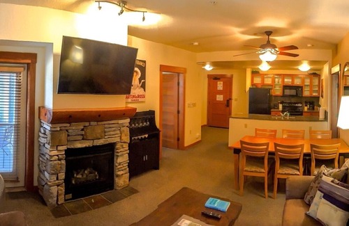 Mammoth Lakes Condo | Remodeled Village Lodge Condo, 55" Smart 4k HDTV w/Netflix, .