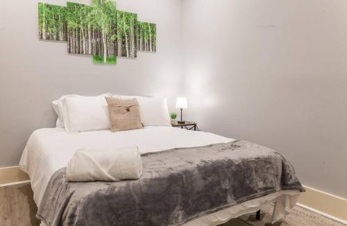 Buffalo Apartment | Remodeled2bd-wqueenbedmercy,tv,workdesk