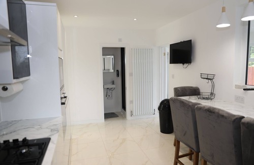 London Borough of Bromley House | Remodelled Stylish 3 bed-3 bath in Orpington with garden. 10 mins to Bromley