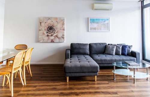 Cremorne Apartment | Remy, Yarra River walk to MCG