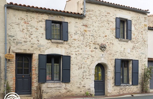 Mareuil-Sur-Lay-Dissais Cottage | Renovated House with Shared Pool and Garden in Mareuil-sur-Lay, Sleeps 6