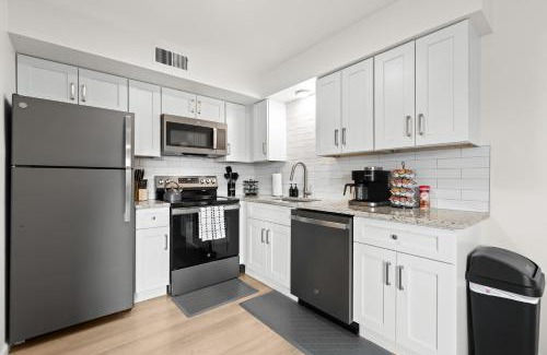 Royal Oak Apartment | Renovated 1BR Upper Flat Modern King Suite