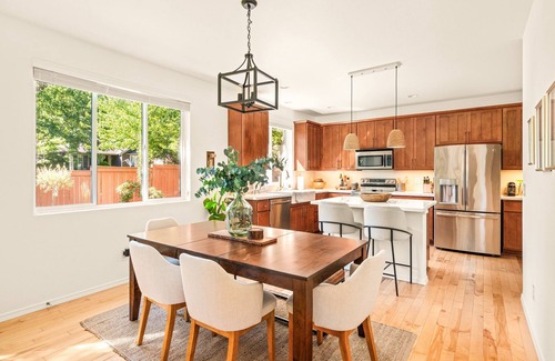 Lacey House | Renovated 3BR Retreat – Ideal for 30+ Day Stay