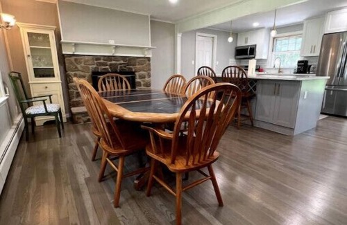 Blooming Glen House | Renovated 4/2 Country Home w/Vaulted Family Roomn