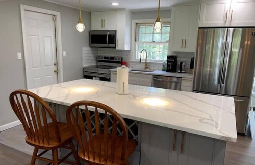 Blooming Glen House | Renovated 4/2 Country Home w/Vaulted Family Roomn