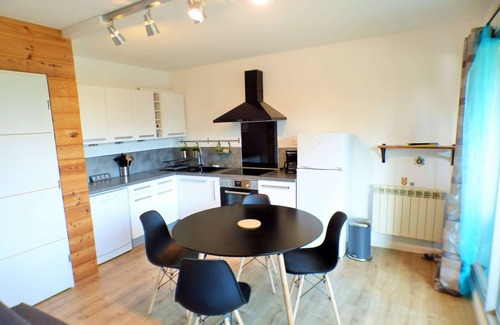 Saint-Mandrier-sur-Mer Apartment | Renovated apartment, residence with swimming pool in Saint Mandrier village