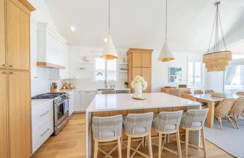 Avalon House | Renovated Beach Block 5 Bedroom Home