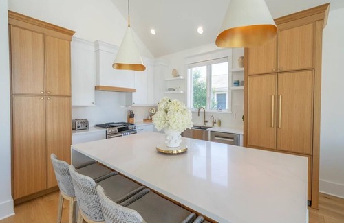 Avalon House | Renovated Beach Block 5 Bedroom Home