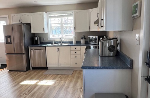 Pointe-du-Chene Cottage | Renovated Beach Retreat- The Pearl of Parlee!