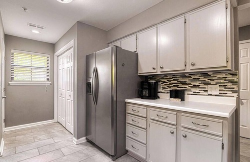 Branson Condo | Renovated Branson Retreat w/new walk-in shower ~ 1 mile to the Branson strip!