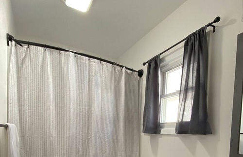 Lansing House | Renovated Central 3 BDRM 2 BTH Home 5 Mins to MSU