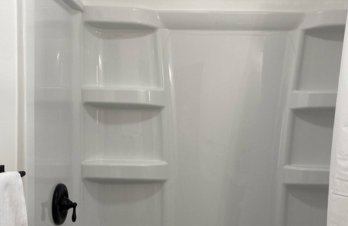 Lansing House | Renovated Central 3 BDRM 2 BTH Home 5 Mins to MSU