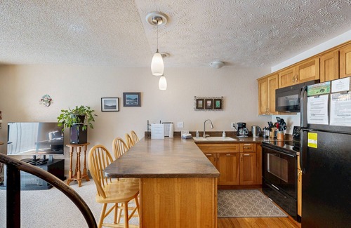 Alyeska Condo | Renovated condo with mountain views, access to hiking & skiing