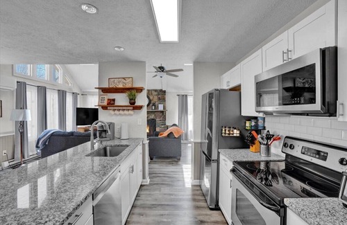 Gouldsboro Ski Chalet | Renovated Escape in Mountain Resort. Lake, Pool, Kayak, Family and Pet Friendly!