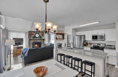 Gouldsboro Ski Chalet | Renovated Escape in Mountain Resort. Lake, Pool, Kayak, Family and Pet Friendly!