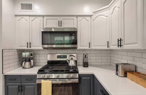 Franklin Park House | Renovated Family & Pet Friendly Home-Pool Table!