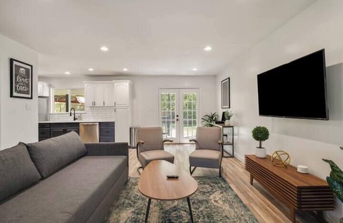 Franklin Park House | Renovated Family & Pet Friendly Home-Pool Table!