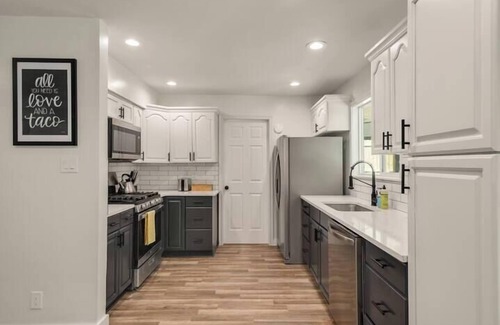 Franklin Park House | Renovated Family & Pet Friendly Home-Pool Table!