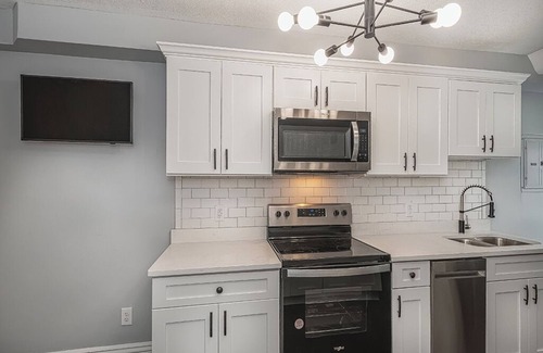 East Liberty Apartment | Renovated, fully furnished apartment close to Duolingo, Google, Pitt and Chatham