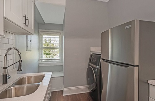 East Liberty Apartment | Renovated, fully furnished apartment close to Duolingo, Google, Pitt and Chatham