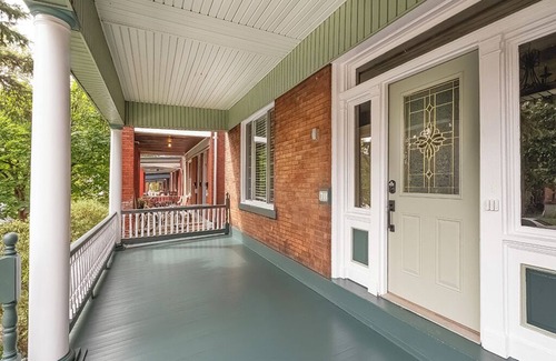 East Liberty Apartment | Renovated, fully furnished apartment close to Duolingo, Google, Pitt and Chatham