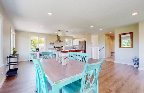 The Dalles House | Renovated home with panoramic river view, patio & AC