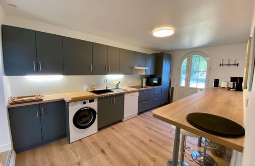 Rauville-la-Bigot Cottage | Renovated house near beaches, pets allowed