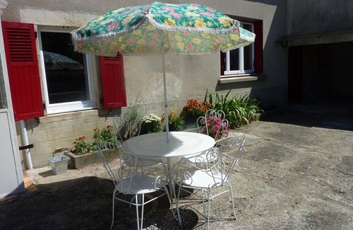 Poezat Cottage | Renovated house with charm and enclosed garden, pets allowed