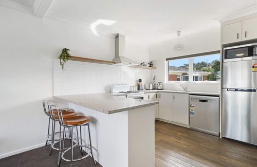 Takapuna Apartment | Renovated Takapuna 2BR Apt | Parking & Skytower