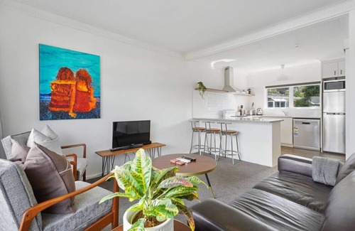 Takapuna Apartment | Renovated Takapuna 2BR Apt | Parking & Skytower