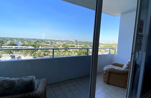 Barrier Island Apartment | Renovated Oceanfront Condo at Ocean Manor:Private Beach,Tiki Bar,Fort Lauderdale