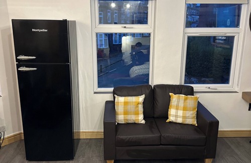 Leeds Apartment | Renovated Studio - Free Parking - Great Location