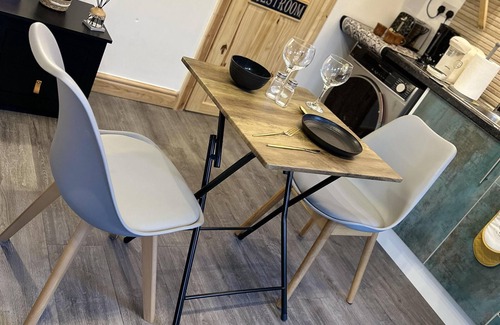 Leeds Apartment | Renovated Studio - Free Parking - Great Location