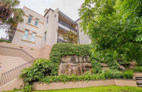 Glebe Apartment | Renovated studio in bohemian area close to city