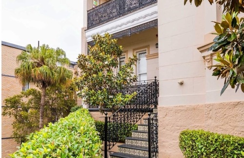 Glebe Apartment | Renovated studio in bohemian area close to city